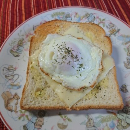 パン返し続きます～これはあの冷凍卵で目玉焼したもの　白身は固まっても黄身はとろ～ん♪チーズもとろ～ん♪したたる黄身を受け止める姿は誰にも見せられない...旨っ